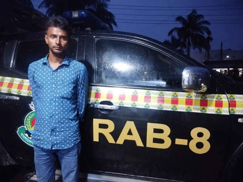 র‌্যাব-৮ এর হাতে ধর্ষণ মামলার প্রধান আসামী আটক